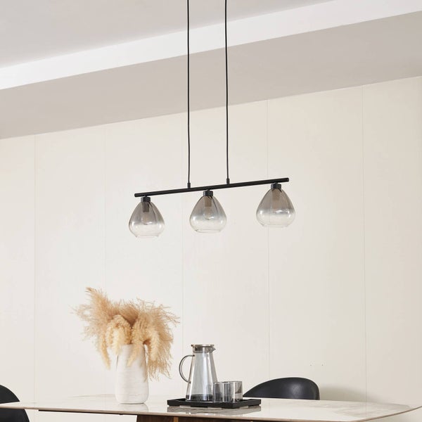 Hängelampe mit drei Lampenschirmen über einem Esstisch