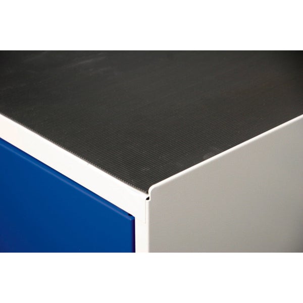 Detailansicht der Oberseite eines Werkstattwagens mit geriffelter Gummimatte und erhöhtem Rand.