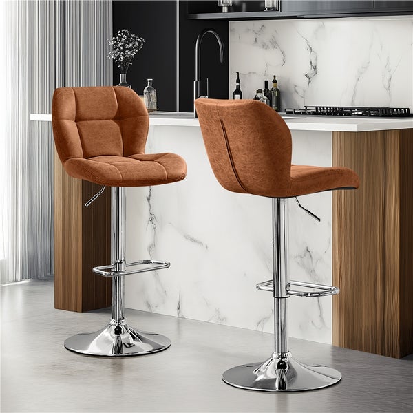 Zwei höhenverstellbare Barhocker mit Fußstütze vor einer Küchentheke.