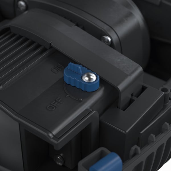 Detailansicht eines blauen Ein- und Ausschalters an einem schwarzen Kunststoffgehäuse mit den Markierungen On und Off.