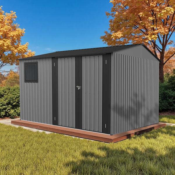 Gartenszene mit Gerätehaus, Rasenmäher und Gärtner mit Spaten