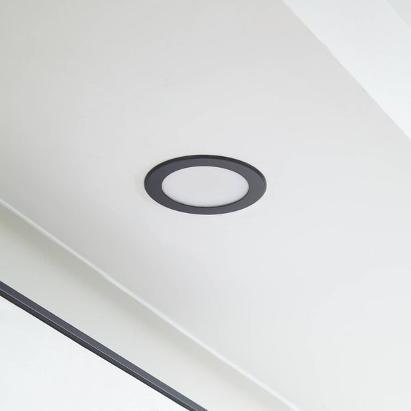Runder schwarzer LED-Einbaustrahler mit flachem Design.