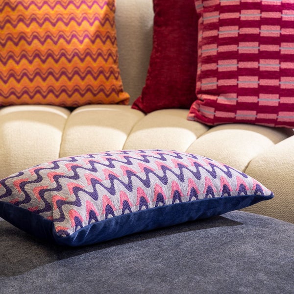 Dekorative Kissen mit unterschiedlichen Mustern auf einem Sofa