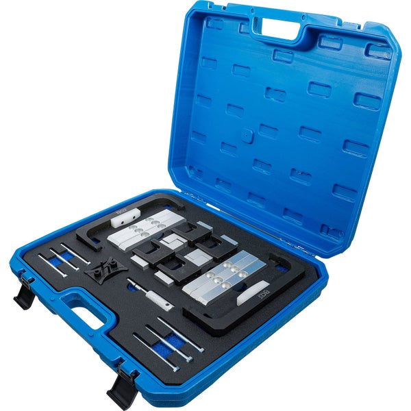 Werkzeugsatz im geöffneten, blauen Koffer