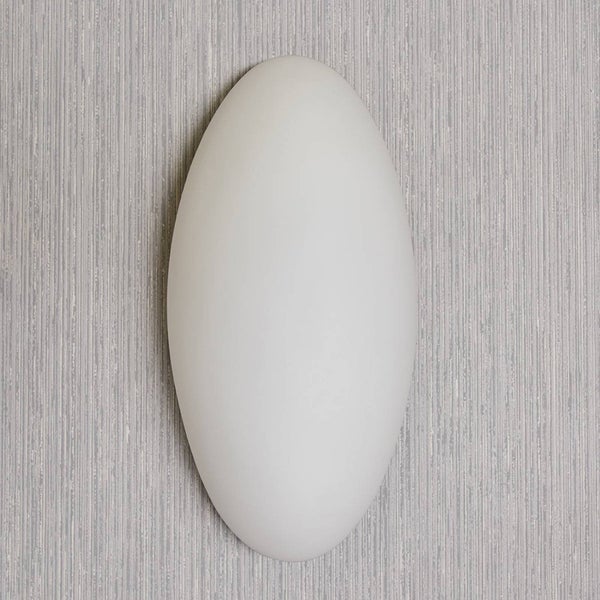 Ovale Wandleuchte aus satiniertem Glas.