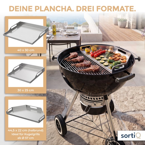 Drei Plancha Grillplatten aus Edelstahl in verschiedenen Größen für Kugelgrills, präsentiert auf einer Terrasse.