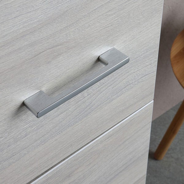 Möbelgriff aus Metall montiert an einer Front in Holzoptik