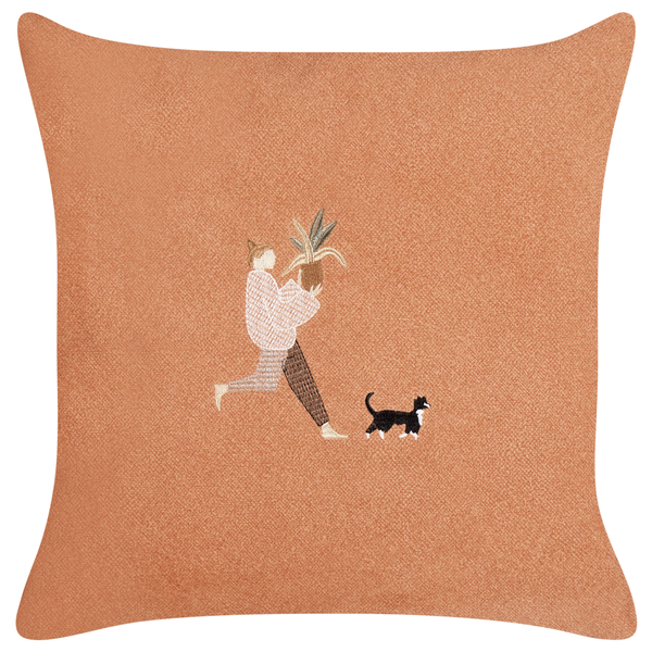 Quadratisches Dekokissen mit eingesticktem Motiv einer Person, die eine Zimmerpflanze trägt, und einer Katze.