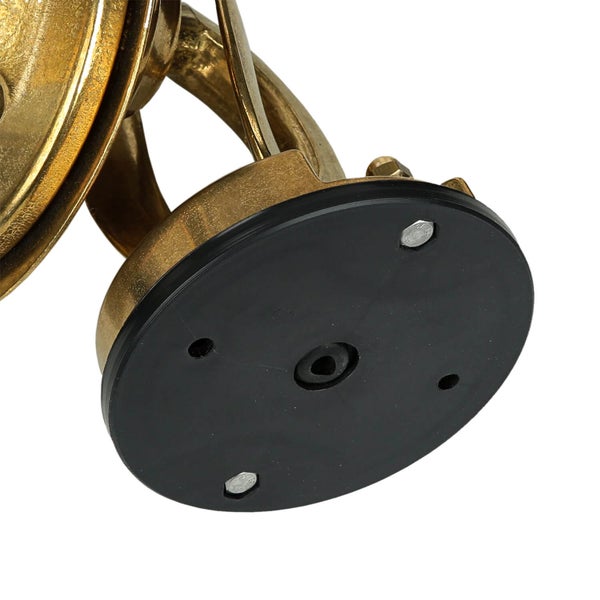 Detailansicht einer goldenen Leuchte mit schwarzer Halterung