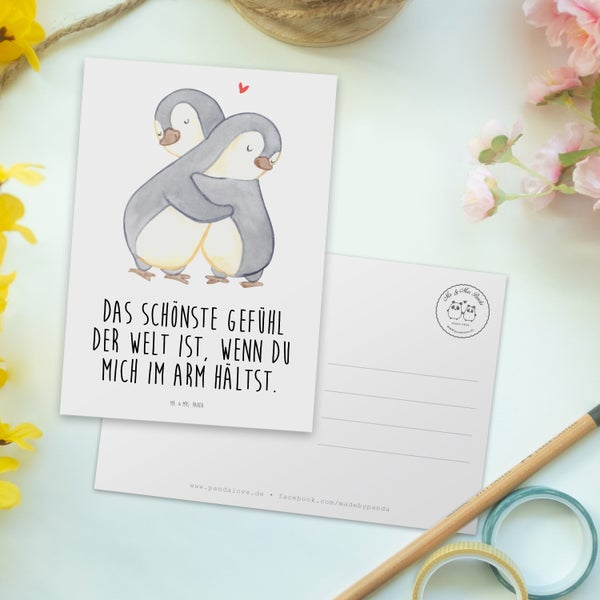 Mr. & Mrs. Panda Postkarte Pinguine Kuscheln - Weiß