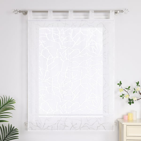 Gardine mit Baumzweig-Muster vor einem Fenster