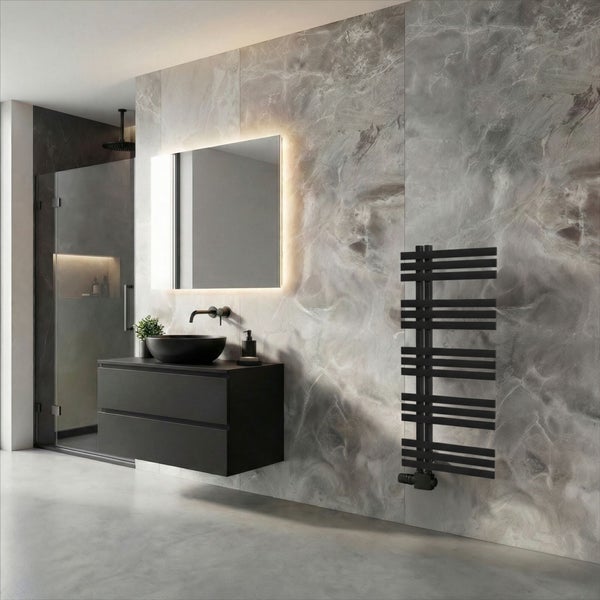Modernes Badezimmer mit Marmoroptik-Fliesen, schwarzem Waschtischunterschrank, beleuchtetem Spiegel und schwarzem Design-Badheizkörper.