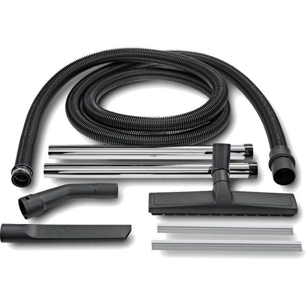 Staubsauger-Zubehörset mit schwarzem Saugschlauch, verchromten Saugrohren, Bodendüse, Fugendüse und Bürstenstreifen.