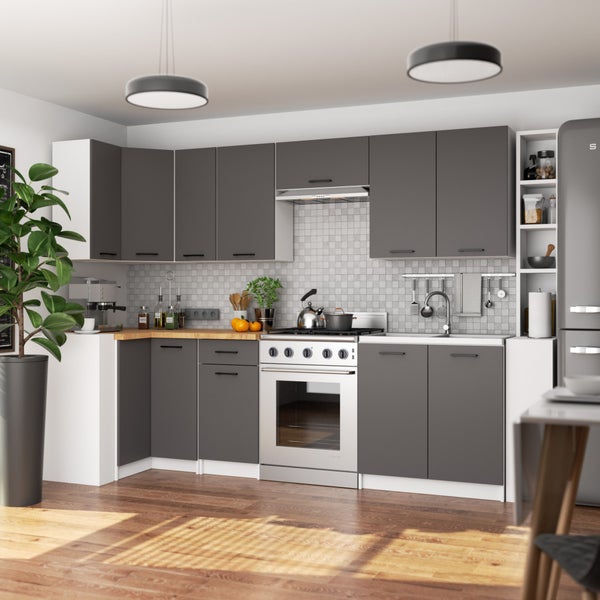 Moderne Küche mit grauen Schränken, weißen Elementen und Holzarbeitsplatte.