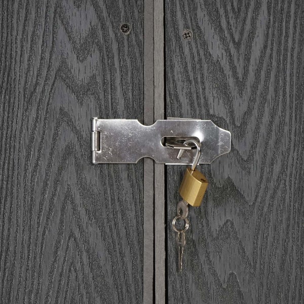 Vorhängeschloss und Riegel an Holztüren zur Sicherheit