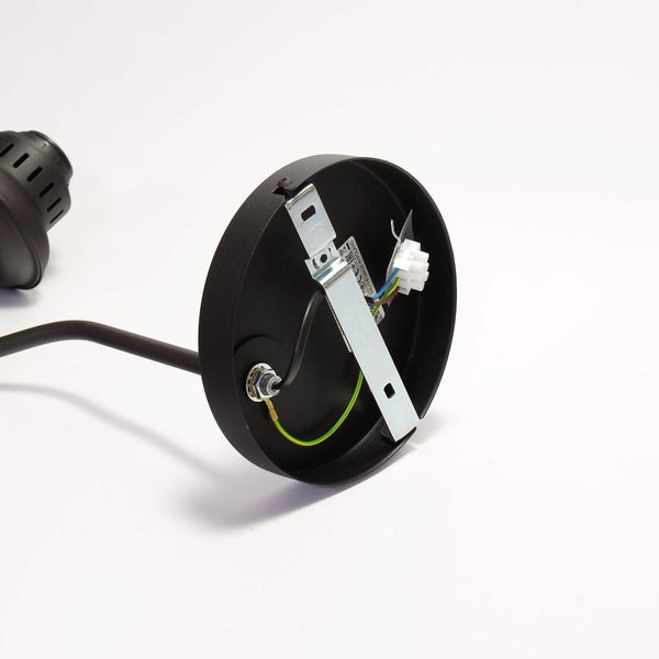 Innenansicht einer Deckenleuchte mit elektrischen Anschlüssen