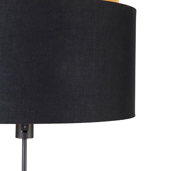 Detailaufnahme einer Stehlampe mit schwarzem Stoffschirm