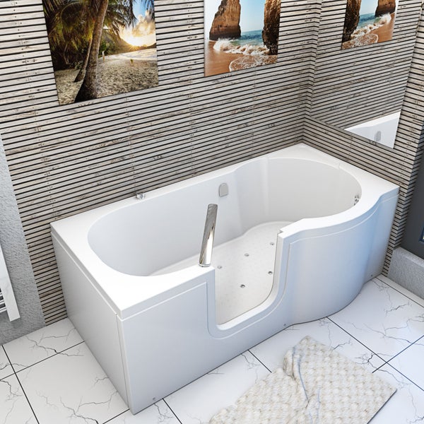 Begehbare Badewanne mit Griff und Düsen in einem Badezimmer mit Holzpaneel-Wand