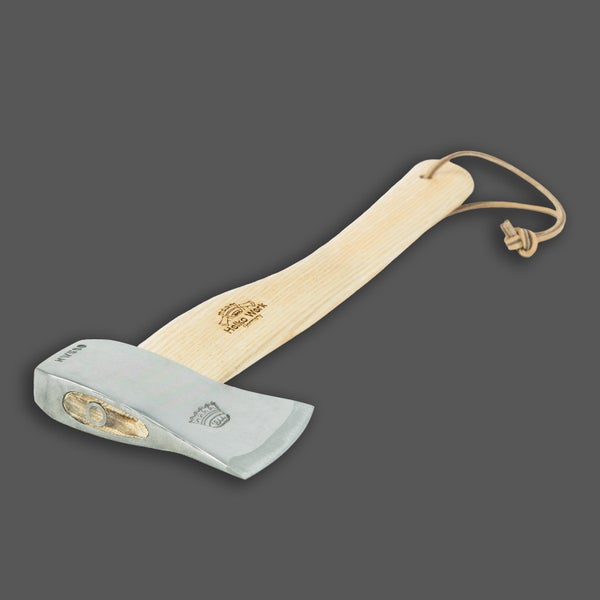 Handbeil mit Stahlkopf und Holzstiel mit Helko Werk Logo und Lederschlaufe zur Aufbewahrung