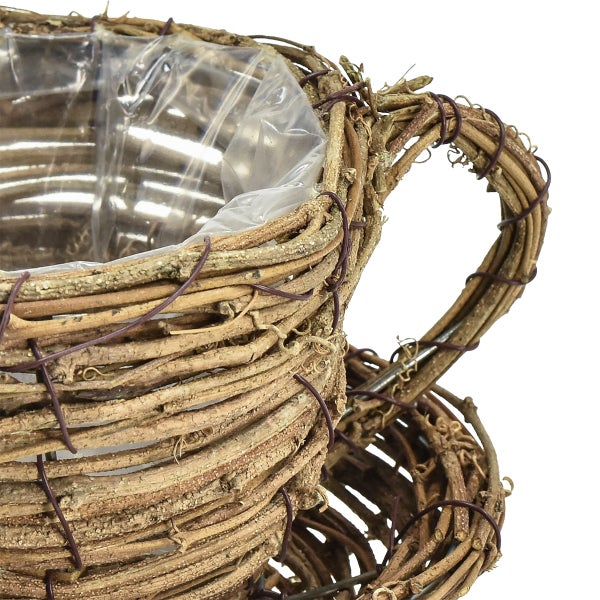 Blumenübertopf aus Zweigen mit Kunststoffeinsatz