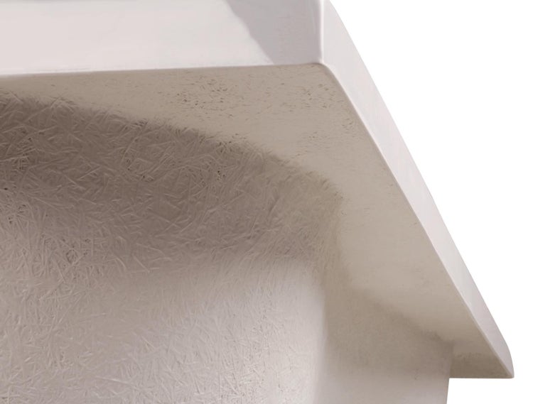 Nahaufnahme der verstärkten Unterseite einer Acryl Duschwanne oder Badewanne aus Glasfaserverbundwerkstoff