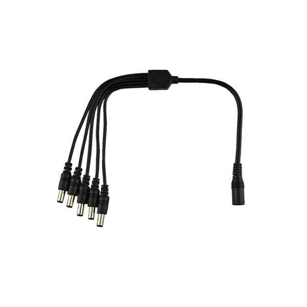 Ein Hohlstecker Verteilerkabel mit einem Eingang und fuenf Ausgaengen zur Stromversorgung mehrerer Geraete.