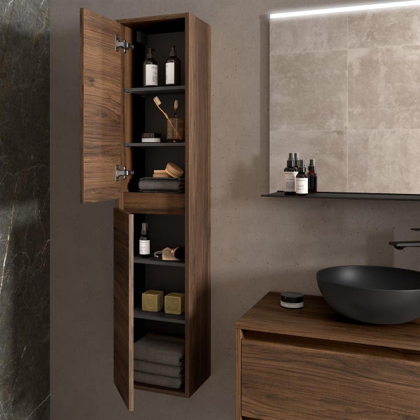 Badezimmer-Hochschrank in Holzoptik mit geöffneter Tür, Regalflächen für Badutensilien, montiert an grauer Wand.