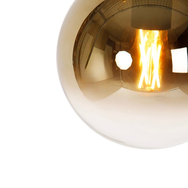 Nahaufnahme einer goldfarbenen Glühbirne