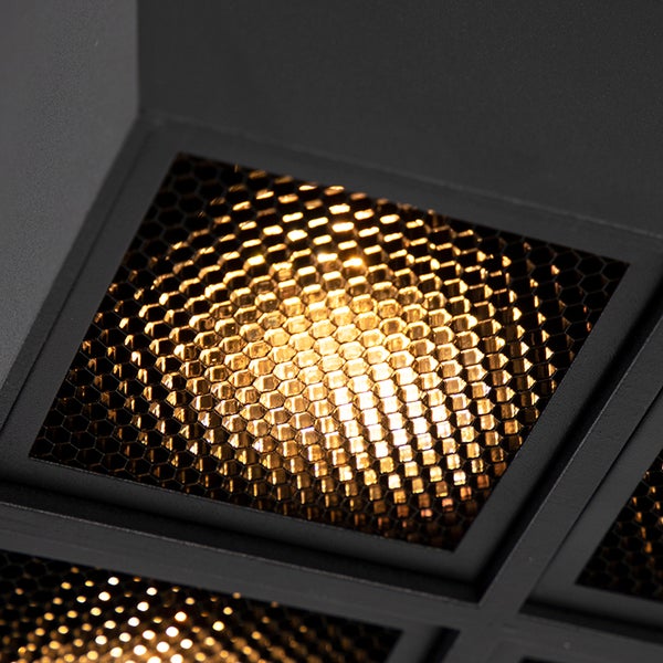 Nahaufnahme einer quadratischen Deckenleuchte mit Wabengitter