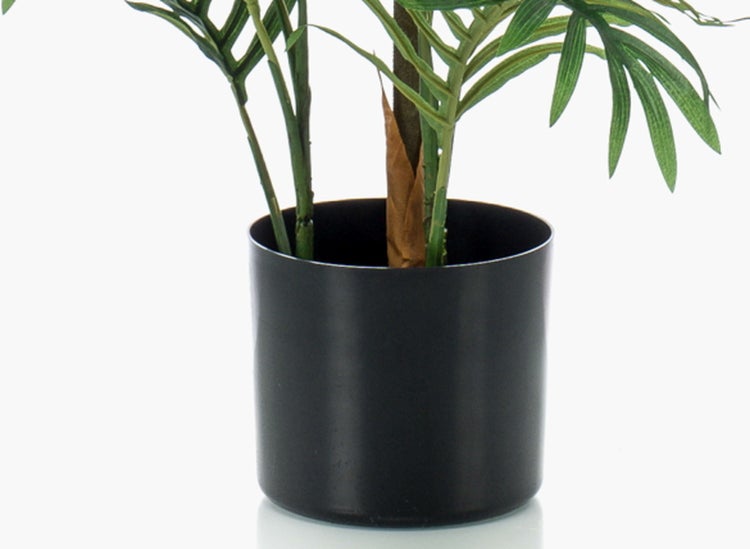 Künstliche Palme in einem schwarzen Kunststofftopf