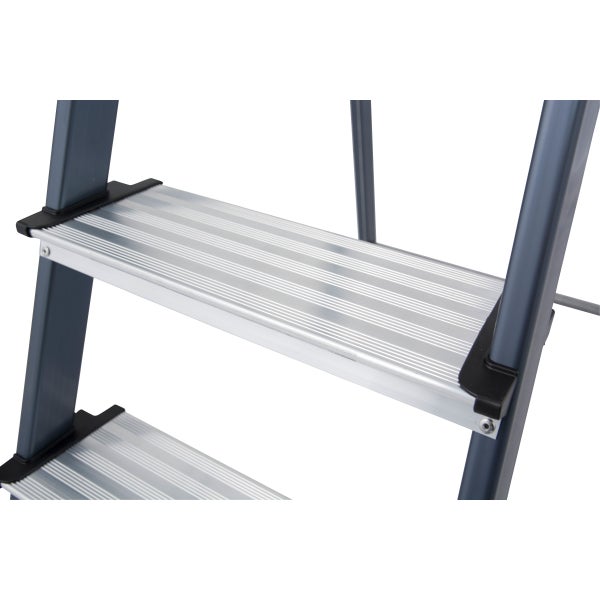 Detailansicht einer Aluminiumleiter mit Trittstufen