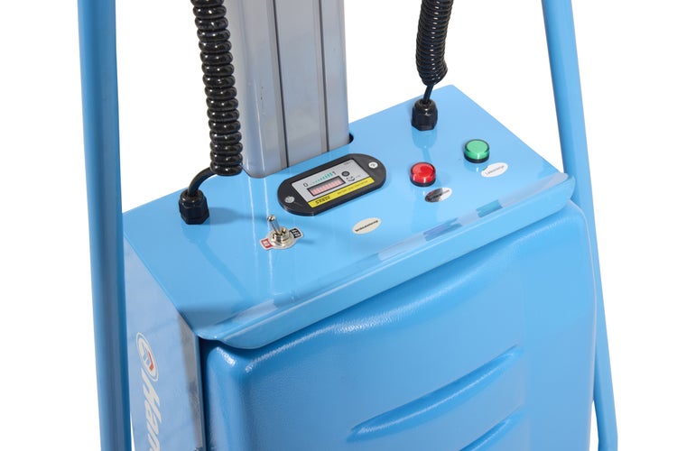 Detailansicht der Bedienelemente eines Materiallifts mit Schaltern, Anzeigen und Bedienelementen.