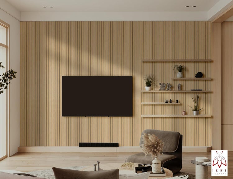 Wohnzimmer mit holzverkleideter Wand aus Lamellenpaneelen, Fernseher, Wandregalen und gemütlicher Sitzecke in modernem Stil