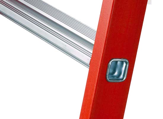 Detailansicht einer Leiter mit Sprossen und Sicherheitsverriegelung.