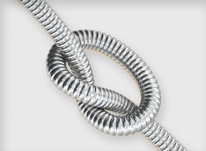 Flexibler Metallschlauch, in einen Knoten gebunden zur Darstellung der Biegsamkeit.