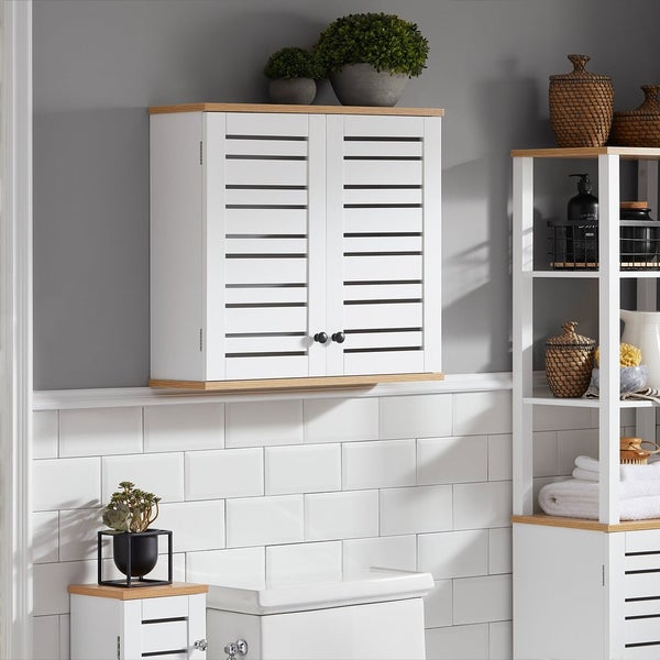 Badezimmer mit weißem Hängeschrank und Holzdetails