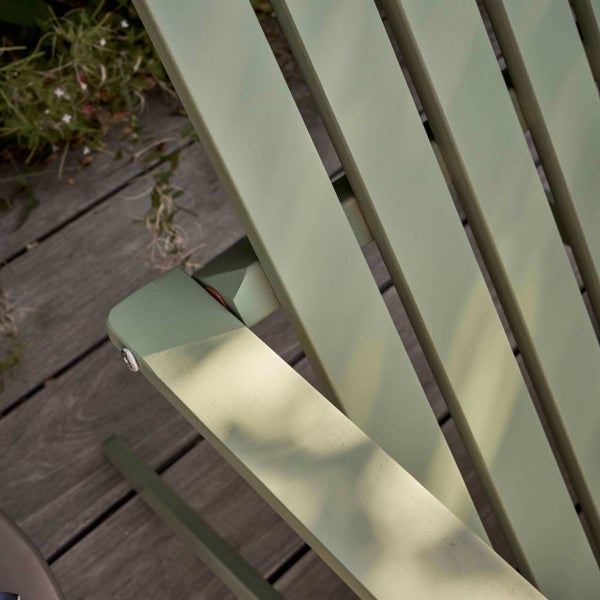 Zwei klappbare Liegestühle mit grauem Textilgewebe, Metallgestell und Kopfpolster.