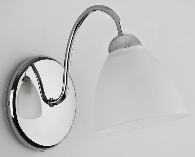 Wandleuchte aus glänzendem Metall mit gebogenem Arm und konischem, satiniertem Glasschirm
