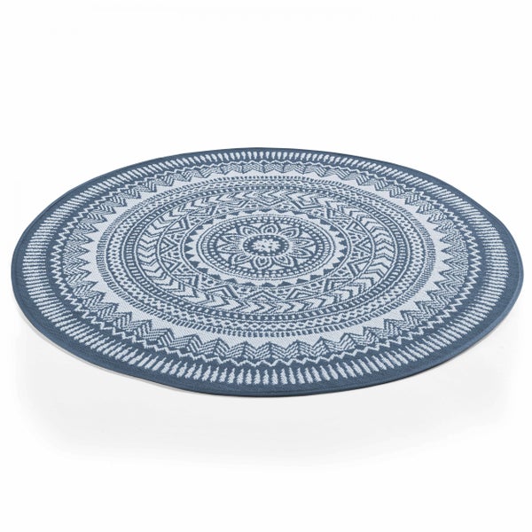Runder Outdoorteppich mit blau-weißem Mandala-Muster und geometrischen Ornamenten.