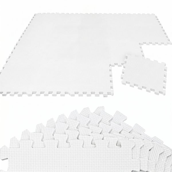 Ineinandergreifende Bodenmatten aus weißem Schaumstoff, Puzzlematte, montiert und als Stapel dargestellt.