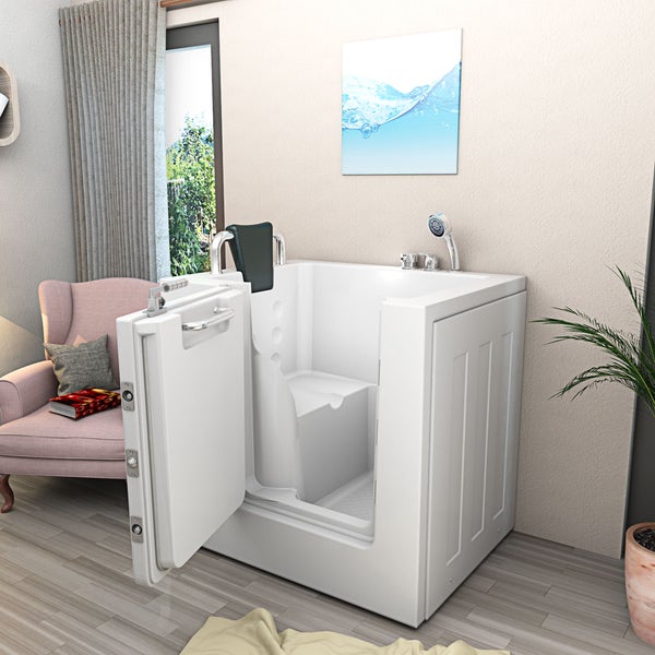 Begehbare Badewanne mit offener Tür in einem Badezimmer