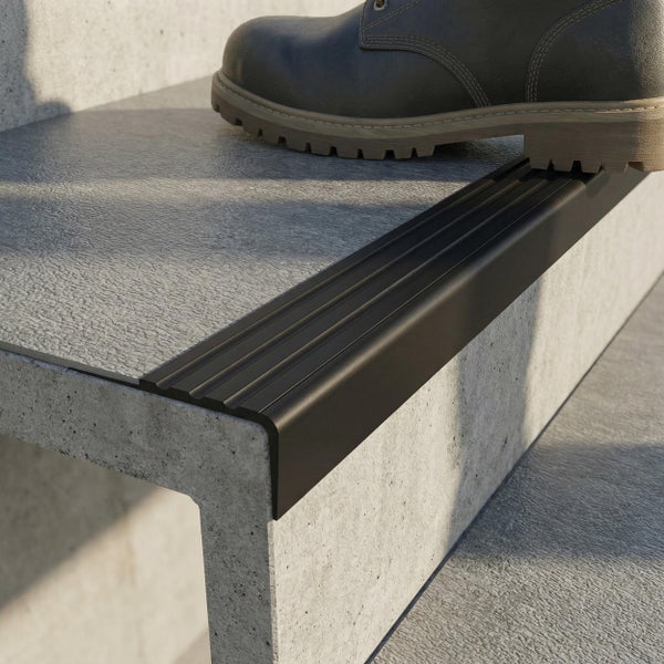 Treppenkantenprofil an einer Betonstufe mit Schuh, rutschhemmende Treppennase für den Außenbereich