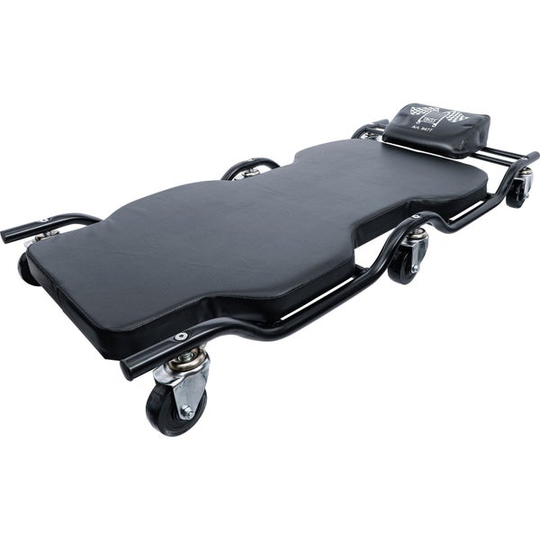 Gepolstertes Werkstatt-Rollbrett mit Kopfstütze und sechs Lenkrollen für Arbeiten unter Fahrzeugen.