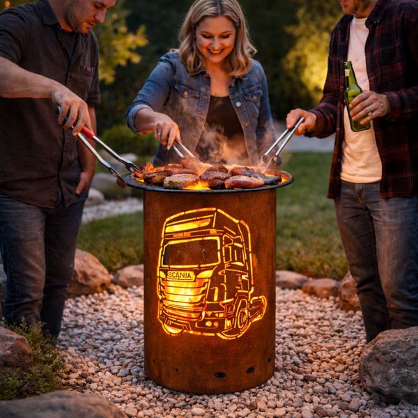 Personen grillen Fleisch auf einem Grill mit Scania-Lkw-Motiv