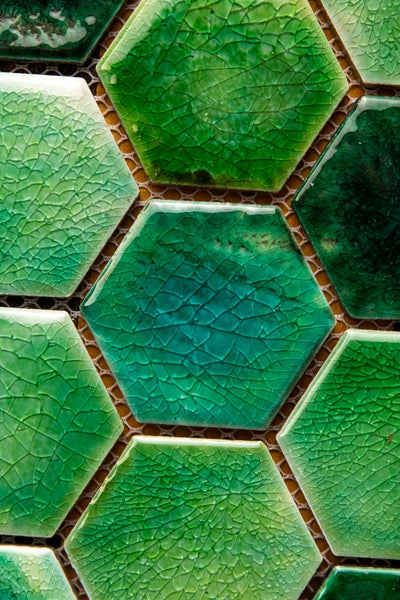Detailaufnahme von sechseckigen Keramikfliesen mit rissiger Glasur