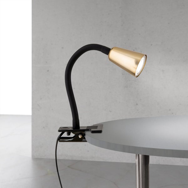 Schreibtischlampe mit Klemme auf einem Tisch