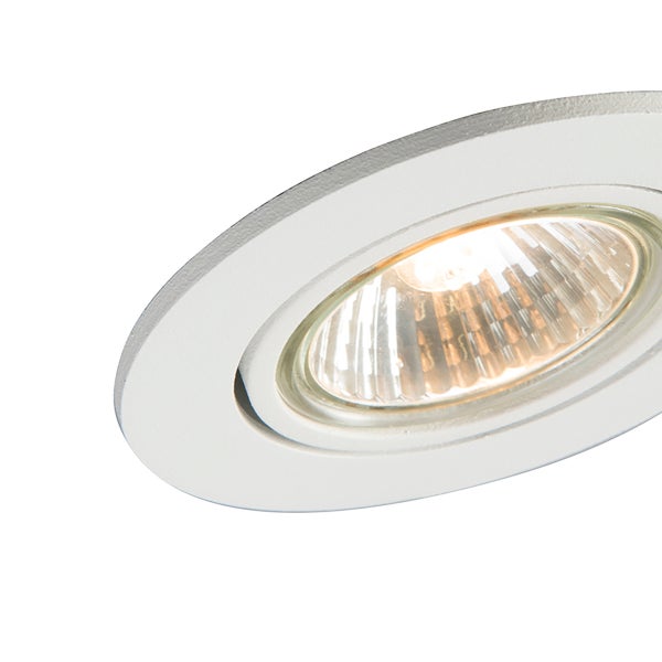 Runder schwenkbarer Einbaustrahler in Weiß mit eingeschaltetem Leuchtmittel.