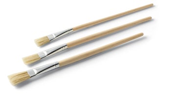 Drei Flachpinsel mit Holzstiel und Metallzwinge in unterschiedlichen Größen