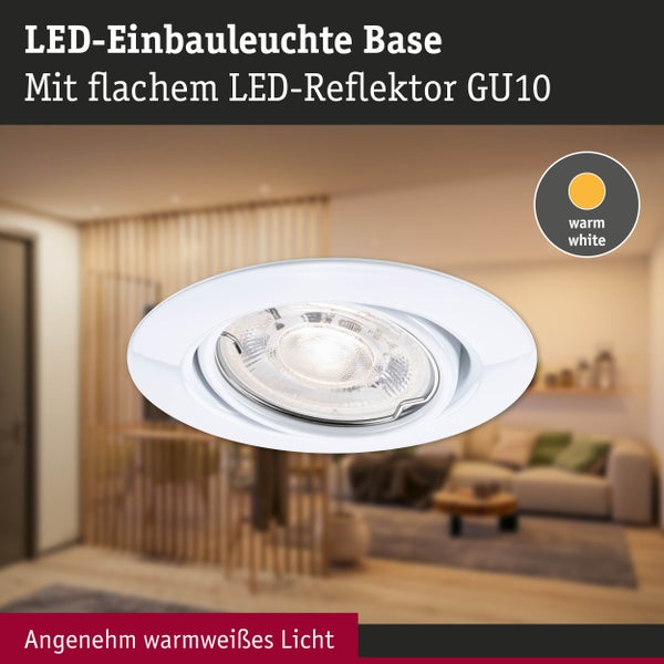 LED-Einbauleuchte Base mit flachem GU10-Reflektor für warmweißes Licht in einem hellen Wohnzimmer.