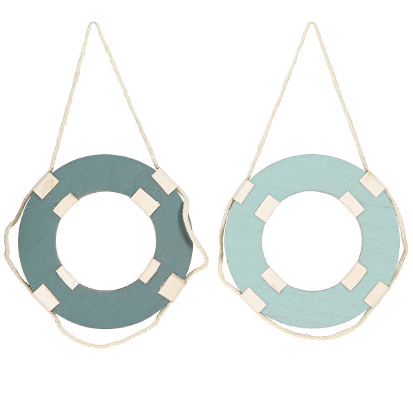 Zwei dekorative Rettungsringe aus Holz mit Seilaufhängung